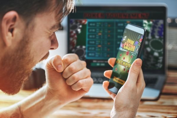 Pengguna dewasa menjaga privasi data di ponsel